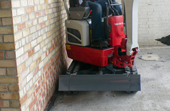 takeuchi tb210r micro digger showing reduced short tail for tight construction sites with no space