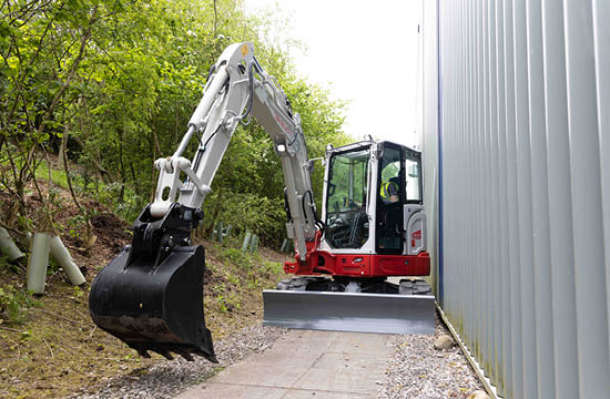 tb350r narrow excavator 5 tonne next to building