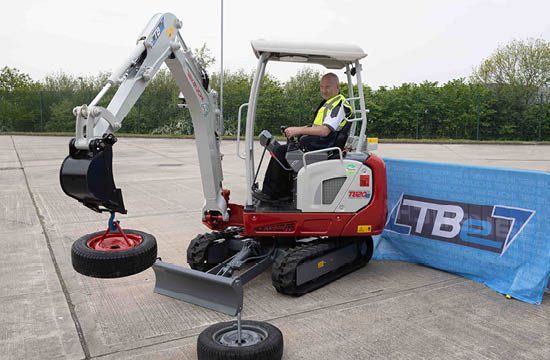 tb20e electric digger doing operator challange